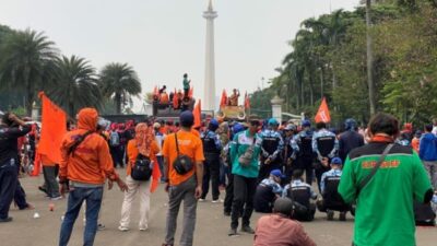 Demo Massa Buruh di Patung Kuda, Tegas Minta Kenaikan Upah 15%