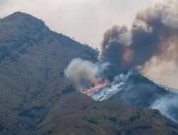 Warga Dievakuasi ke Balai Desa Akibat Kebakaran di Gunung Merbabu