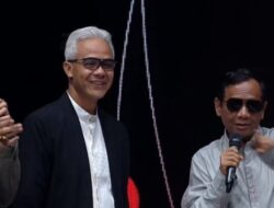 Permintaan Ganjar Kepincut Kacamata Mahfud MD: Dapatkah Saya Meminjam?