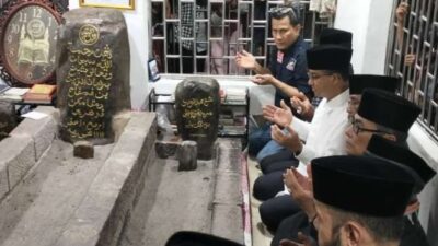 Anies Mengajak Masyarakat Ziarah ke Makam Syekh Burhanuddin untuk Doakan Kemerdekaan Palestina