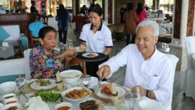 Nikmati Hidangan Laut Sambil Berbincang-bincang