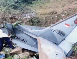 Bangkai Pesawat Super Tucano Diangkat dan Dipotong untuk Dipindahkan ke Lanud Abdul Rachman Saleh