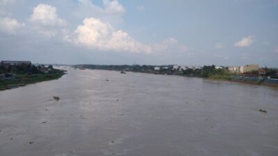 Sungai Batanghari Jambi Tercemar oleh Sampah dan Terdampar Eceng Gondok