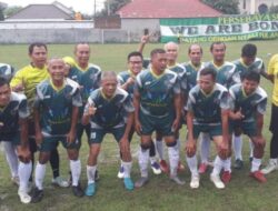 Cak Imin mencetak gol saat bermain sepakbola bersama mantan pemain Persebaya