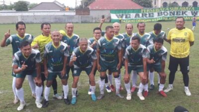 Cak Imin mencetak gol saat bermain sepakbola bersama mantan pemain Persebaya