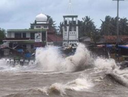 BMKG Memperingatkan Potensi Gelombang Tinggi hingga 4 Meter, Masyarakat Pesisir Diminta Untuk Waspada