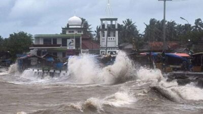 BMKG Memperingatkan Potensi Gelombang Tinggi hingga 4 Meter, Masyarakat Pesisir Diminta Untuk Waspada