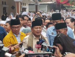 Prabowo Membeli dan Mengibarkan Bendera Palestina dari Atap Mobil dalam Kampanye di Banten