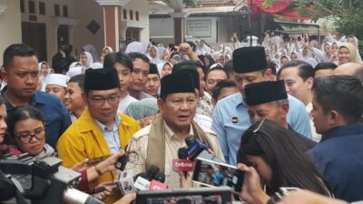 Prabowo Membeli dan Mengibarkan Bendera Palestina dari Atap Mobil dalam Kampanye di Banten