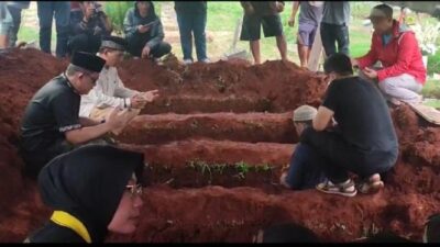 Suasana Pemakaman 4 Anak yang Meninggal karena Dikunci Ayahnya di Jagakarsa