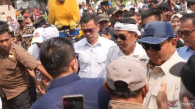 Ribuan Warga di Purwakarta Sambut Kedatangan Prabowo Saat Naik Helikopter