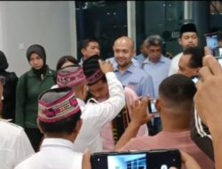 Gibran Diberi Selendang dan Topi Manggarai Saat Tiba Dini Hari di Labuan Bajo