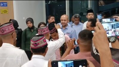 Gibran Diberi Selendang dan Topi Manggarai Saat Tiba Dini Hari di Labuan Bajo