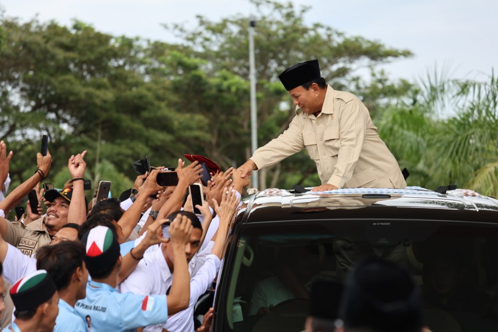 Bersama Warga dan Relawan, Prabowo Menikmati Kopi di Kedai Kopi Aceh: Menguji Rasanya!