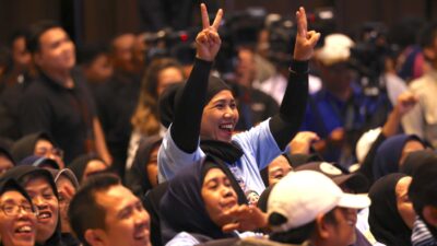 Prabowo Menyentuh Hati dengan Semangat Relawan Emak-Emak di Bandung dan Jabat Tangan Mereka dengan Erat