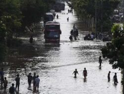 Banjir Tergenang di Beberapa Ruas Jalan Jakarta Akibat Hujan Deras