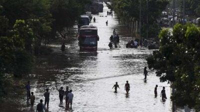 Banjir Tergenang di Beberapa Ruas Jalan Jakarta Akibat Hujan Deras