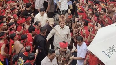 Prabowo Dikunjungi oleh Pasukan Merah Masyarakat Dayak saat Kampanye di Kalimantan Barat