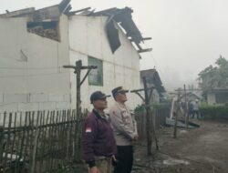 Puting Beliung Merusak Belasan Rumah Warga di Kertasari Bandung