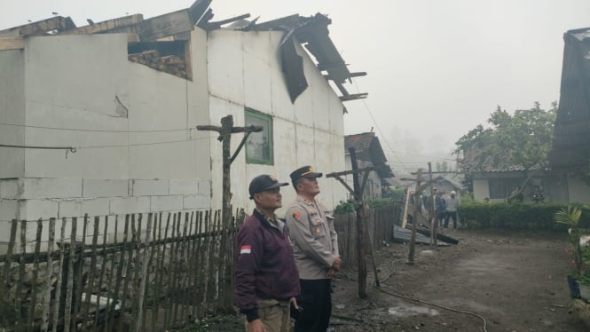 Puting Beliung Merusak Belasan Rumah Warga di Kertasari Bandung