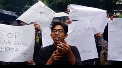 Demonstran Massal Mendukung Rektor UP Diduga Pelecehan Dengan Membawa Spanduk ‘Stop Kriminalisasi Rektor’