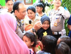 Irjen Dedi dan Jenderal Lainnya Menghibur Anak-anak Korban Banjir di Demak