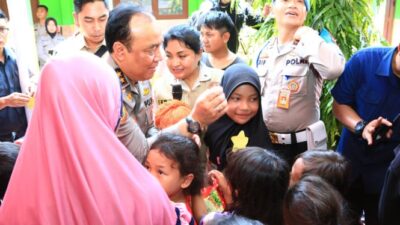 Irjen Dedi dan Jenderal Lainnya Menghibur Anak-anak Korban Banjir di Demak