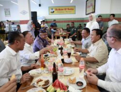 Momen Prabowo Subianto Mampir Makan Bakso di Cimahi, Nyanyi Bareng dan Disambut Riuh Warga