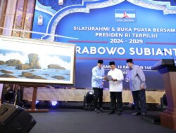 Prabowo Subianto Menerima Lukisan Tangan dari SBY dalam Acara Silaturahmi dan Bukber Partai Demokrat