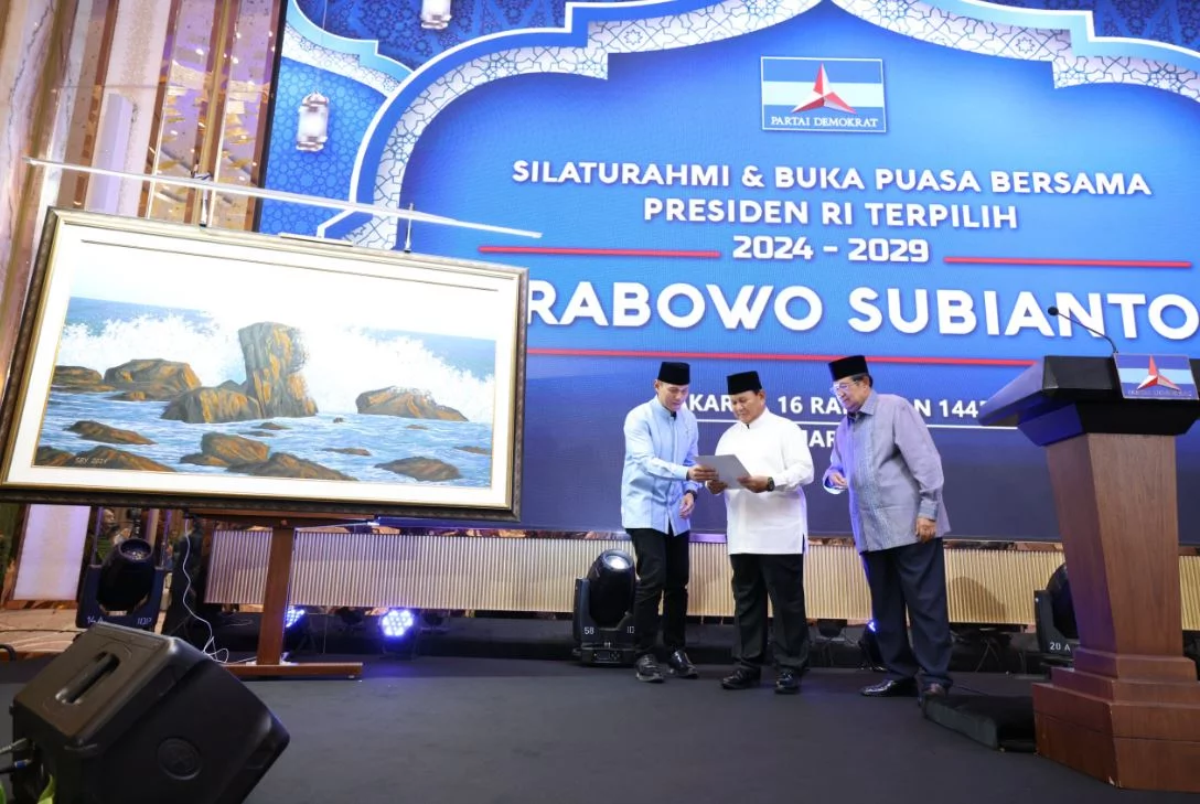 Prabowo Subianto Menerima Lukisan Tangan dari SBY dalam Acara Silaturahmi dan Bukber Partai Demokrat