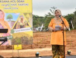 Harmoni Hijau: Pesan Inspiratif Acil Odah untuk Perempuan Banjar Saat Menanam Pohon