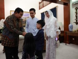 Momen Bahagia Prabowo Subianto dan Gibran Rakabuming Raka dalam Halal Bihalal Bersama Keluarga