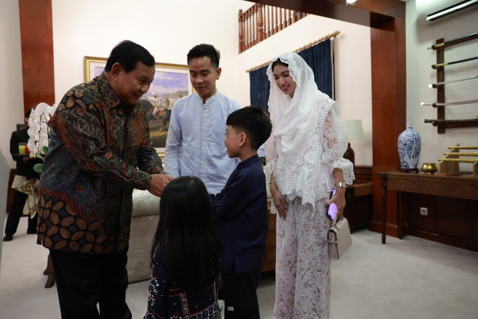 Momen Bahagia Prabowo Subianto dan Gibran Rakabuming Raka dalam Halal Bihalal Bersama Keluarga