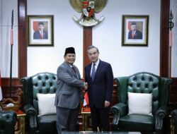 Chinese Foreign Minister Welcomed by Prabowo Subianto, Congratulated as President-Elect with Record-Breaking Votes