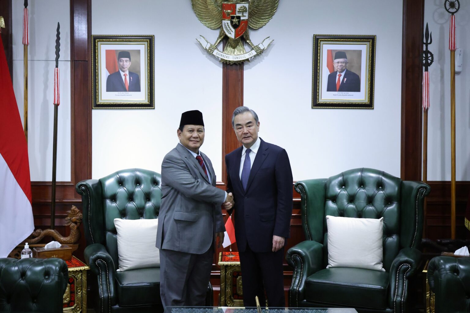 Chinese Foreign Minister Welcomed by Prabowo Subianto, Congratulated as President-Elect with Record-Breaking Votes