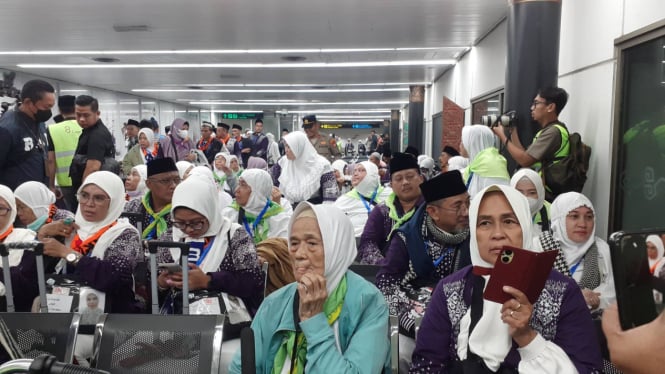 Jemaah Haji Kloter 1 Mendapatkan Fasilitas ‘Fast Track’, Dokumen Imigrasi Saudi Diperiksa di Soetta