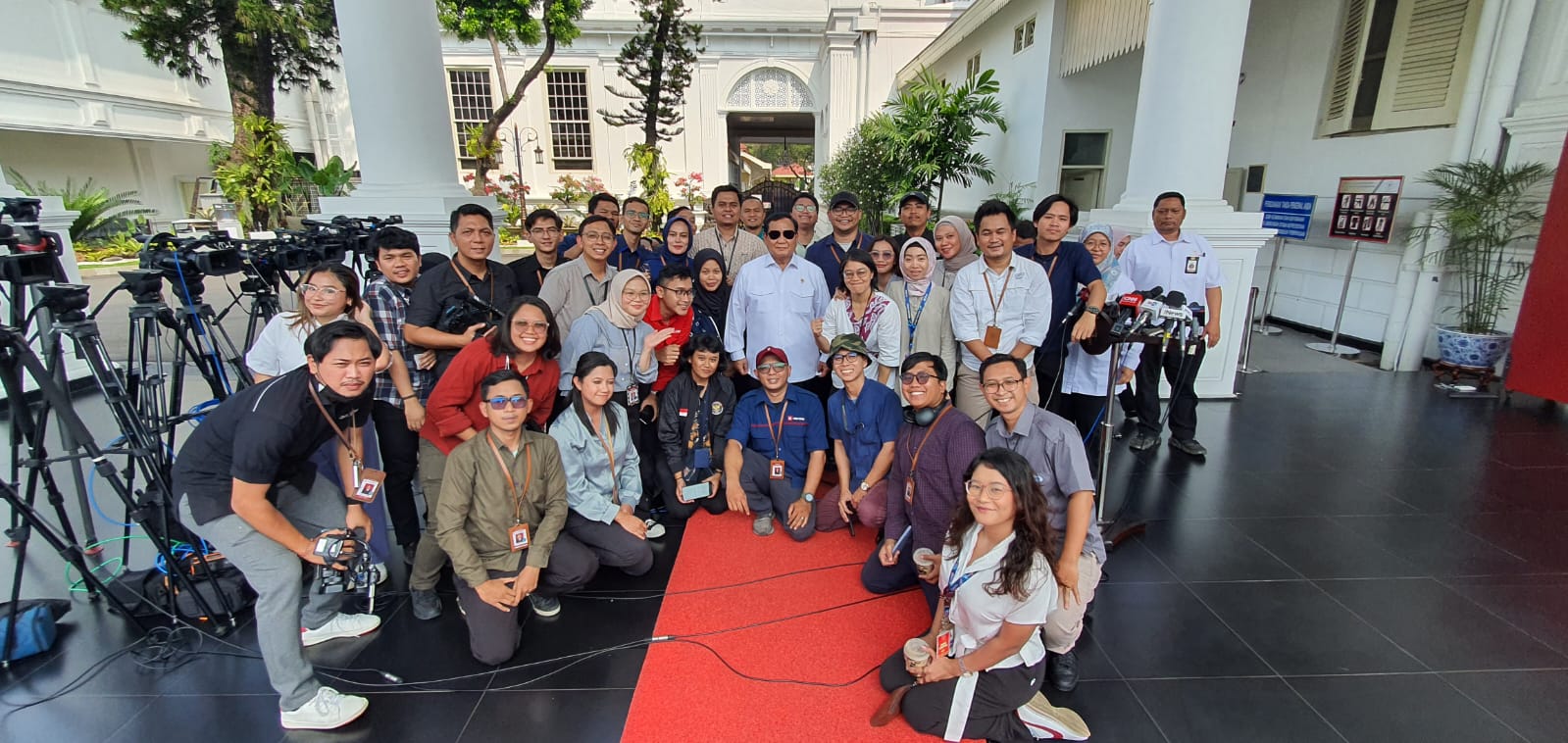 Momen Bersama Wartawan Istana Mengambil Foto Bersama Prabowo Subianto yang Mengenakan Kacamata Hitam