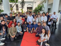 Reporters from The Palace Pose for a Group Photo with Prabowo Subianto, Sporting Sunglasses