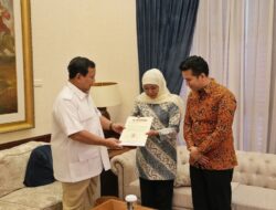 Prabowo Subianto Hands Over Letter of Recommendation for Candidate for East Java Governor