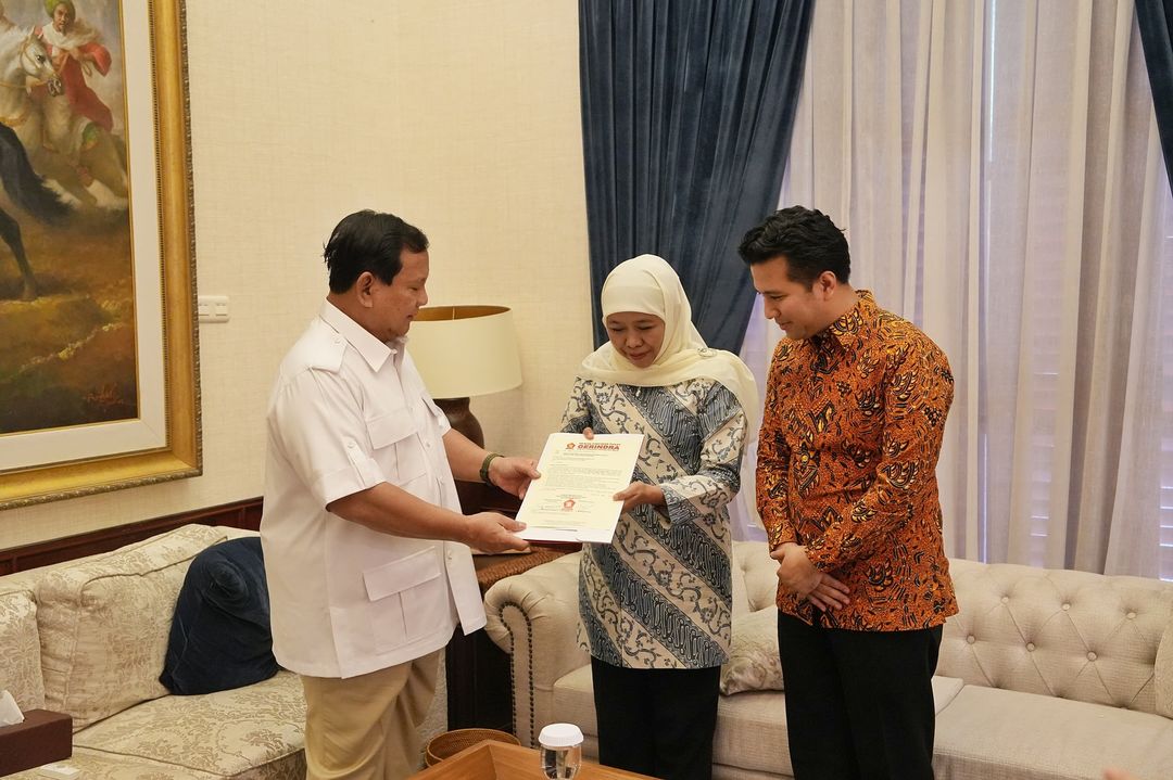 Prabowo Subianto Hands Over Letter of Recommendation for Candidate for East Java Governor