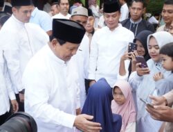 1445 H, Prabowo Subianto Berbudaya Warga di Hambalang Bogor