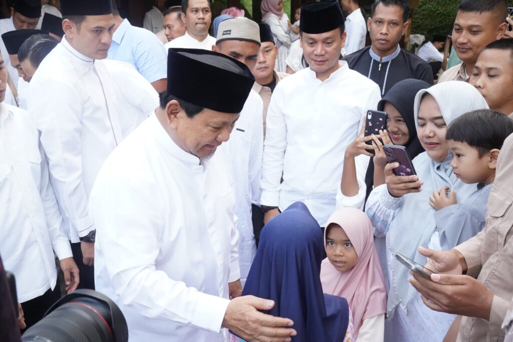 1445 H, Prabowo Subianto Berbudaya Warga di Hambalang Bogor