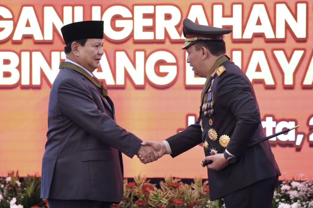 Prabowo Subianto Dianugerahi Bintang Bhayangkara Utama oleh Kepala Kepolisian Indonesia