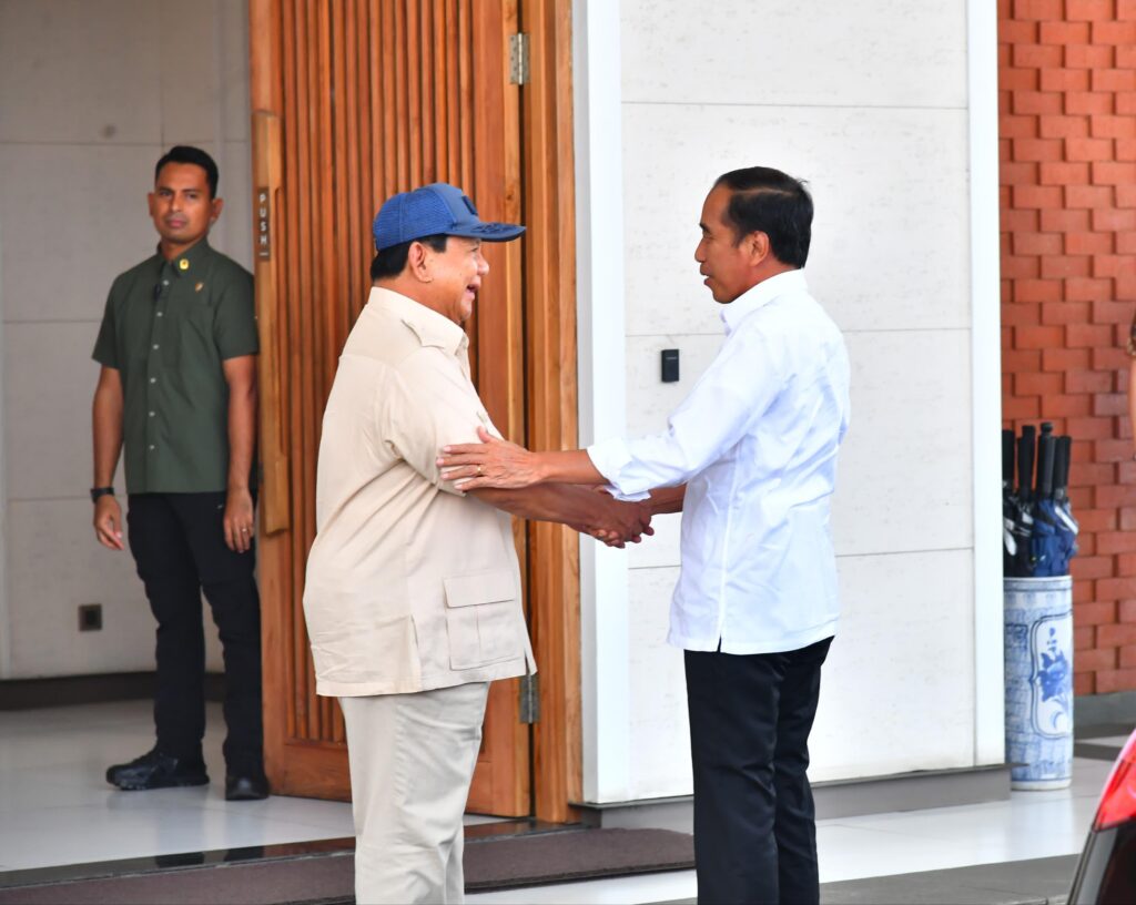 Prabowo Subianto Dekat dengan Jokowi di Halim, Sampaikan Ucapan Selamat Ulang Tahun secara Langsung