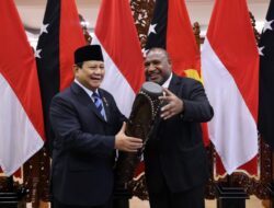 Prabowo Subianto Shares Heartfelt Moments as He Says Goodbye to Papua New Guinea’s Prime Minister after Visit to Defense Ministry