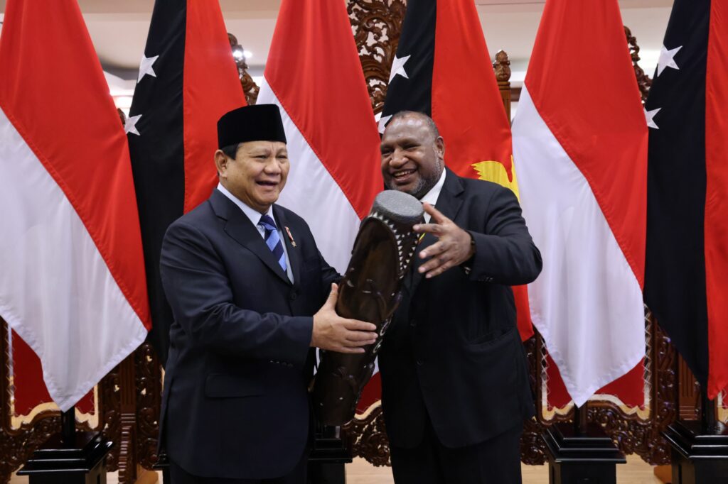 Prabowo Subianto Shares Heartfelt Moments as He Says Goodbye to Papua New Guinea’s Prime Minister after Visit to Defense Ministry