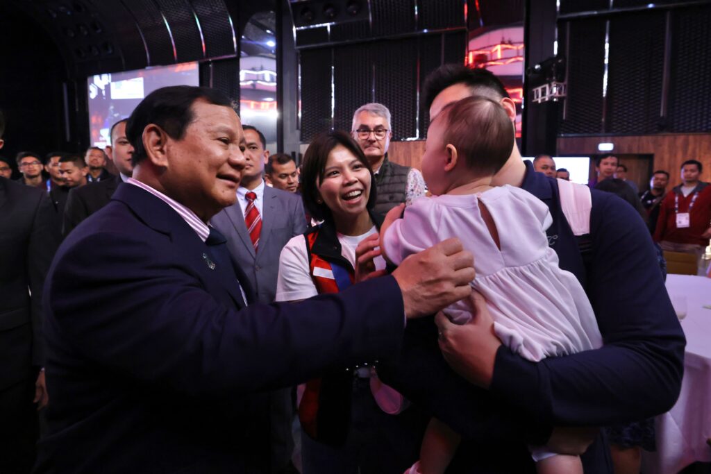 Prabowo Subianto Berjumpa dengan Greysia Polii dan Keluarga di Paris