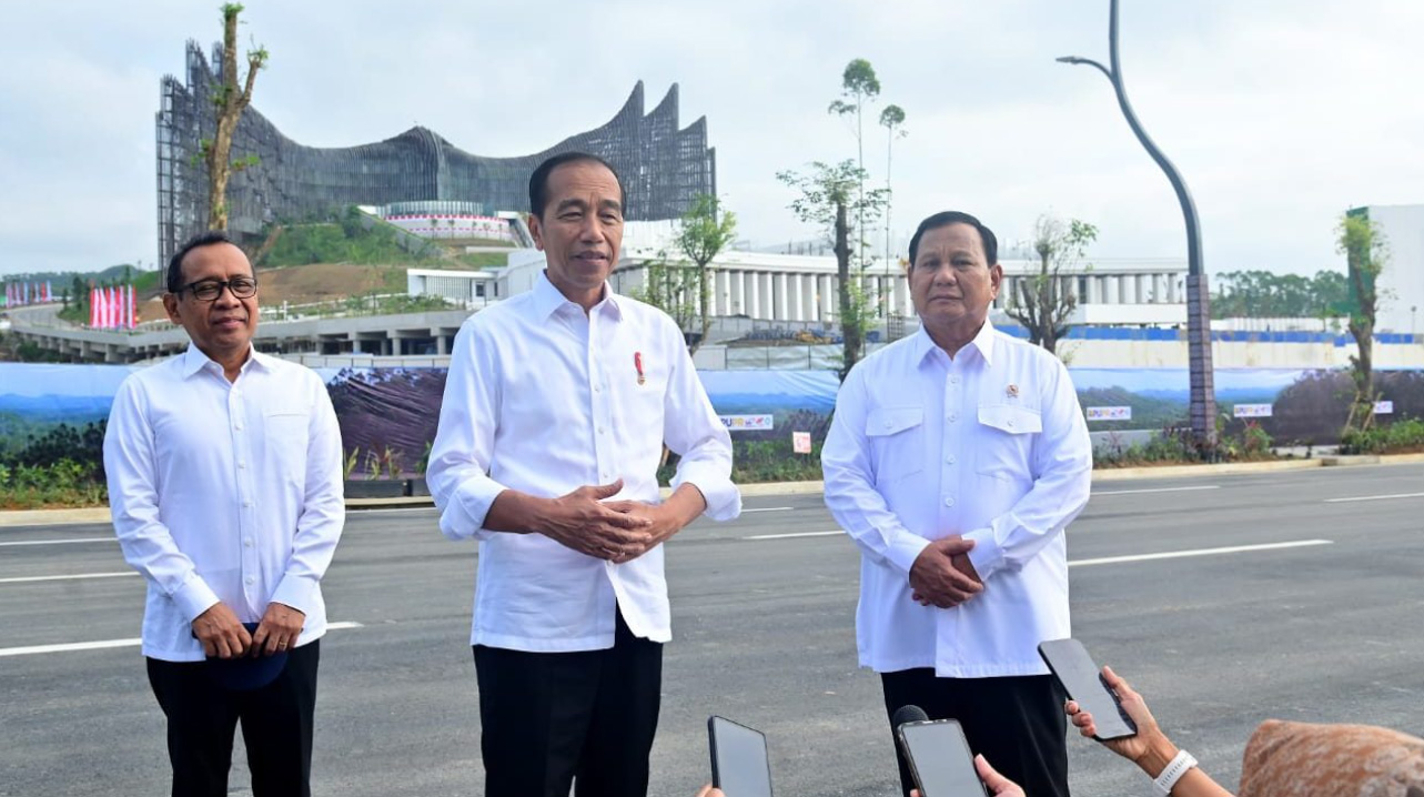 On Monday morning, President Jokowi and Defense Minister Prabowo Subianto Review Progress of IKN Development