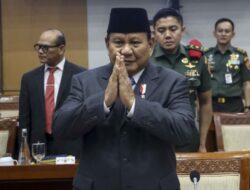 Prabowo Subianto Menyampaikan Permintaan Maaf Saat Pamit di Rapat Terakhir dengan Komisi I DPR