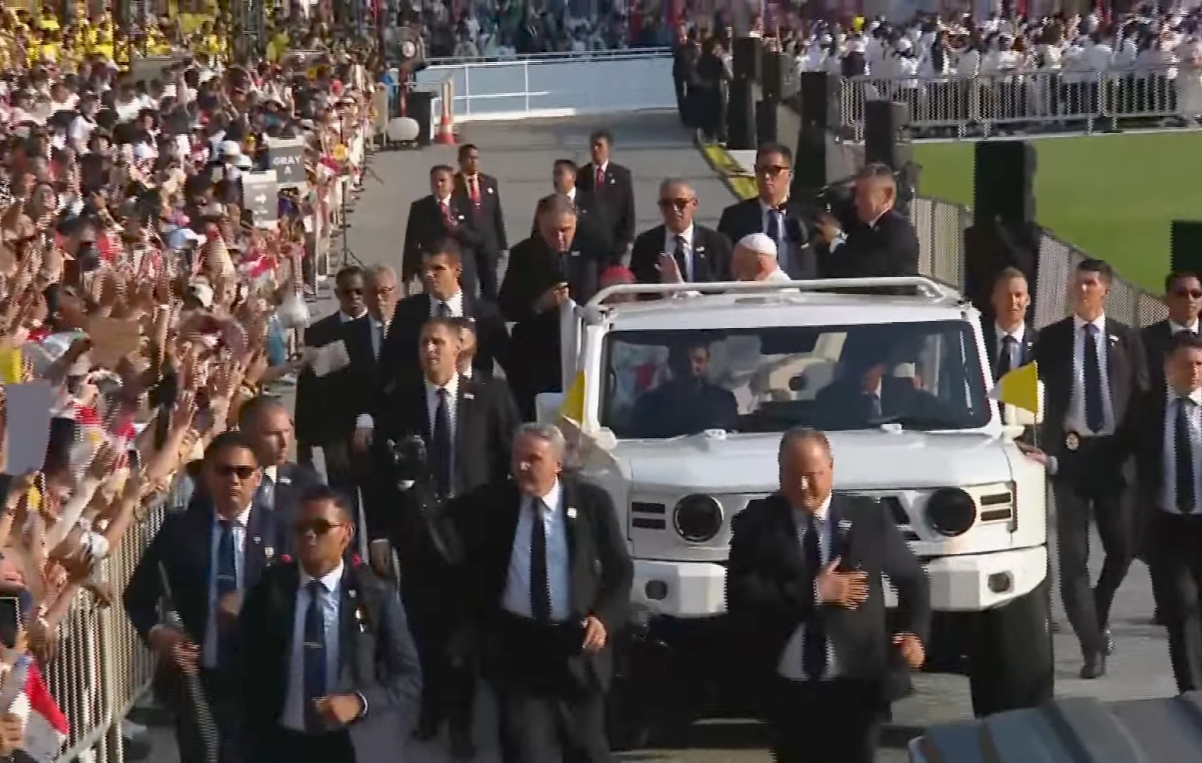 Paus Fransiskus Tour Menggunakan Mobil Maung Khas Prabowo Subianto untuk Menyapa umat.